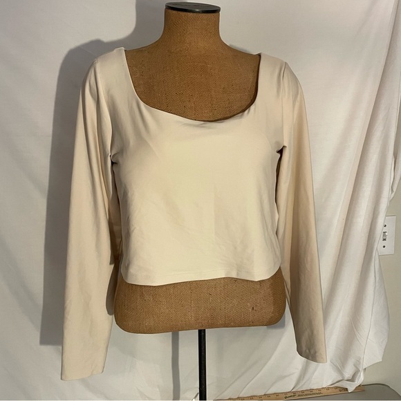 Old Navy Active cream XL crop top w/scoop neck & long sleeves built in bra - Picture 1 of 8
